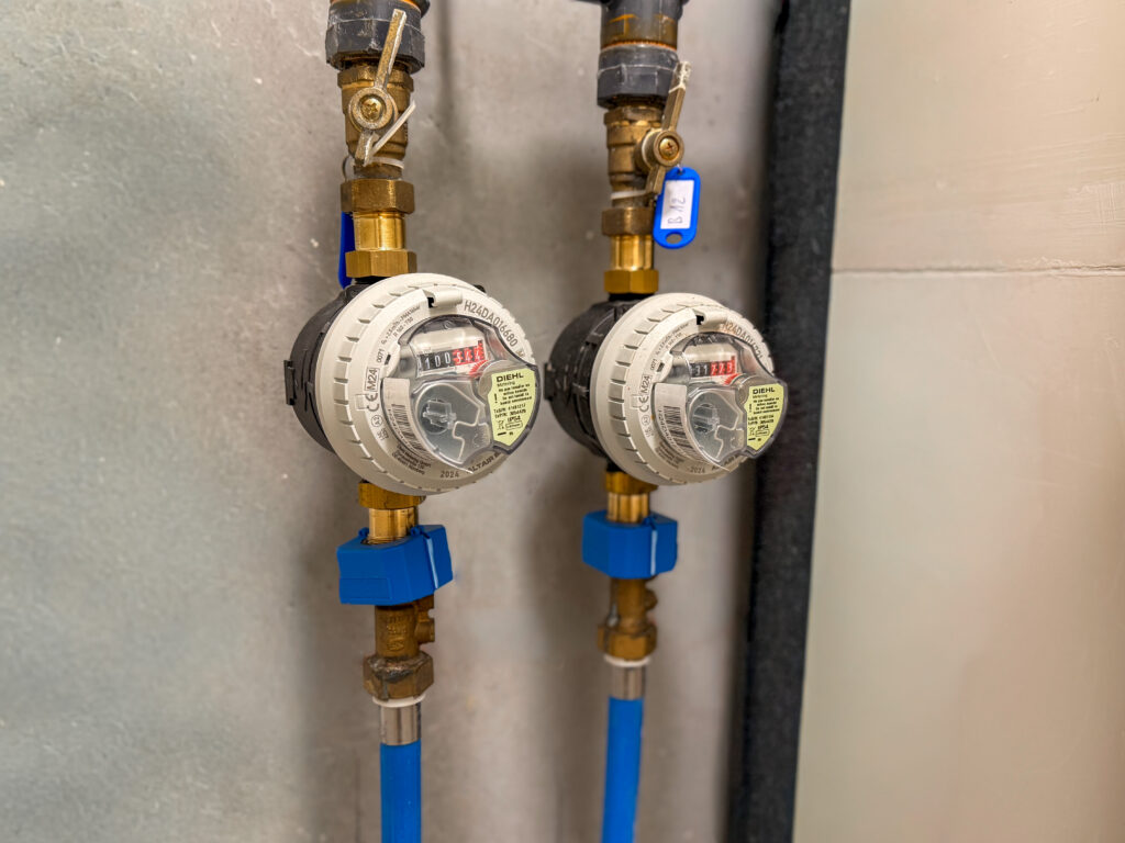 Compteurs d’eau individuels installés sur réseau en immeuble collectif, permettant la mesure, la télérelève et la répartition équitable des consommations - OCEA Smart Building