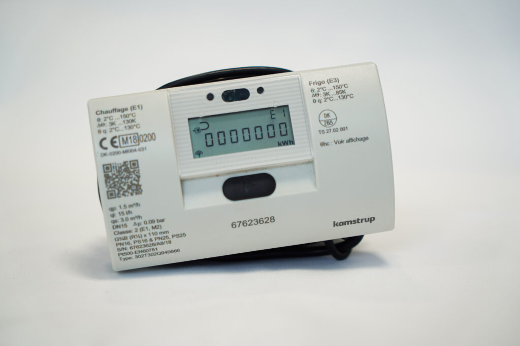 Compteur d'énergie thermique (CET) connecté et installé sur réseau hydraulique en immeuble collectif, permettant la télérelève et la répartition des charges énergétiques - OCEA Smart Building