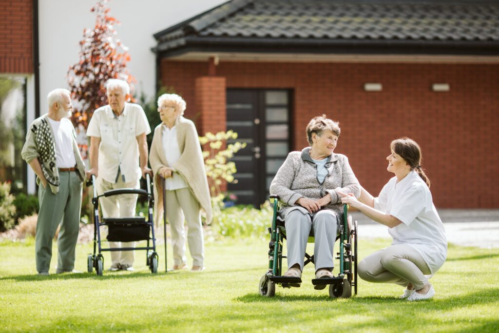 Résidents et personnel accompagnant dans un établissement médico-social, illustrant le confort, le bien-être des occupants et l’optimisation énergétique des bâtiments – OCEA Smart Building – Groupe OCEA