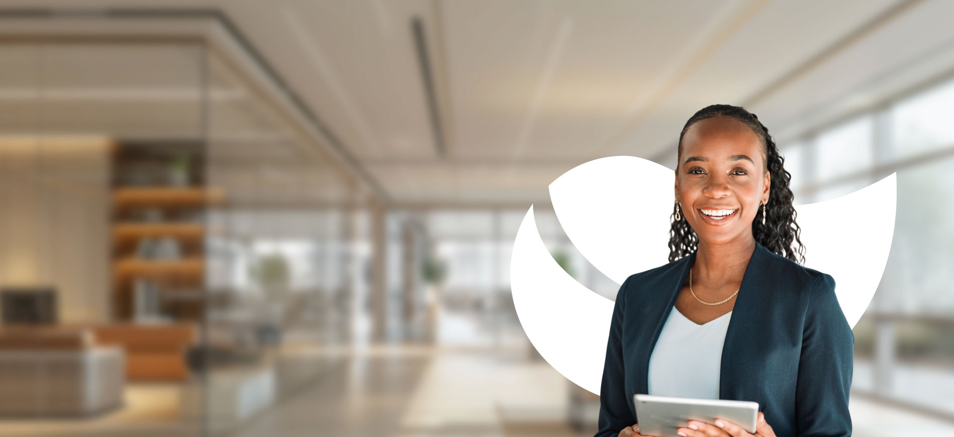Personne en environnement de bureau moderne utilisant une tablette, illustrant le pilotage des consommations d’énergie, la maîtrise des charges et la valorisation du patrimoine tertiaire – OCEA Smart Building – Groupe OCEA