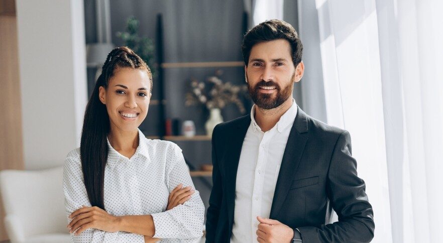 Collaborateurs en environnement de bureau illustrant l’égalité professionnelle entre femmes et hommes au sein du Groupe OCEA - OCEA Smart Building
