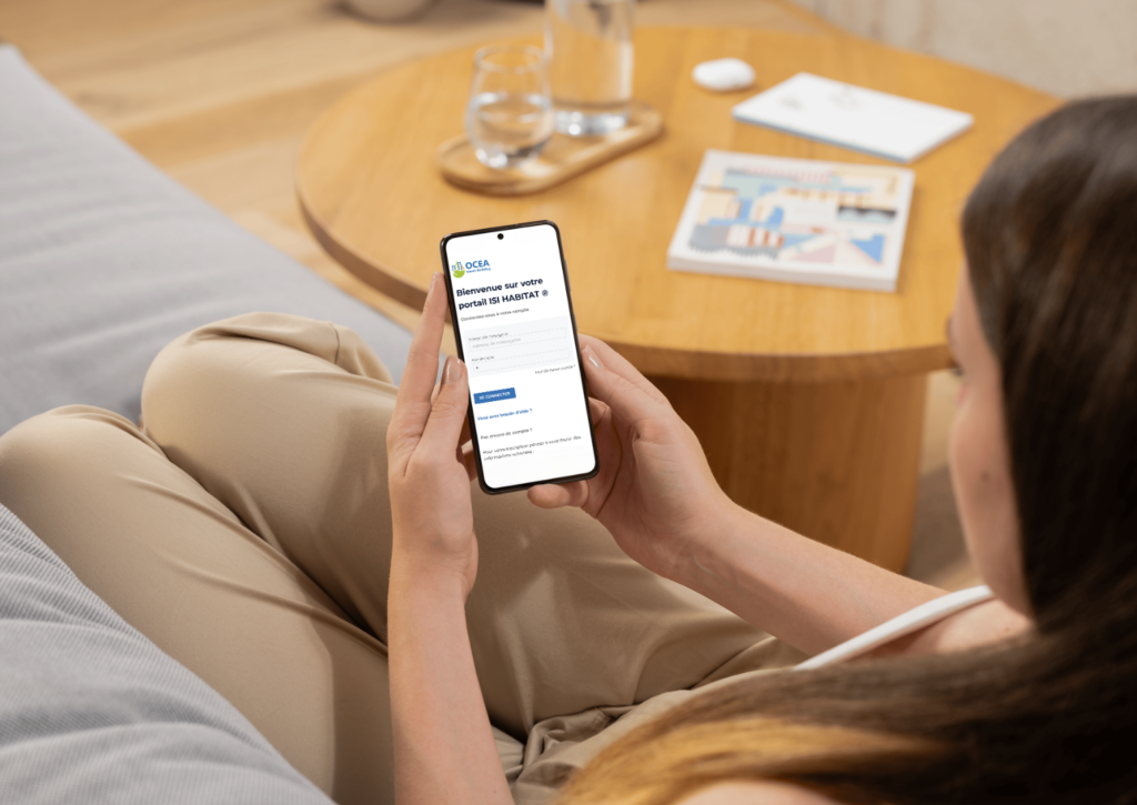 Résident accédant au portail ISI Habitat depuis un smartphone pour consulter ses données de consommation - OCEA Smart Building