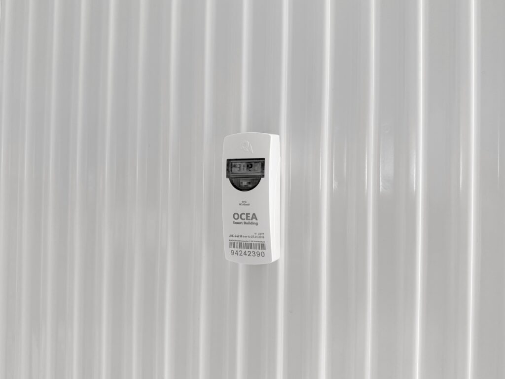 Répartiteur de frais de chauffage (RFC) fixé sur un radiateur, utilisé pour mesurer les consommations de chauffage individuel et garantir une répartition équitable des charges - OCEA Smart Building