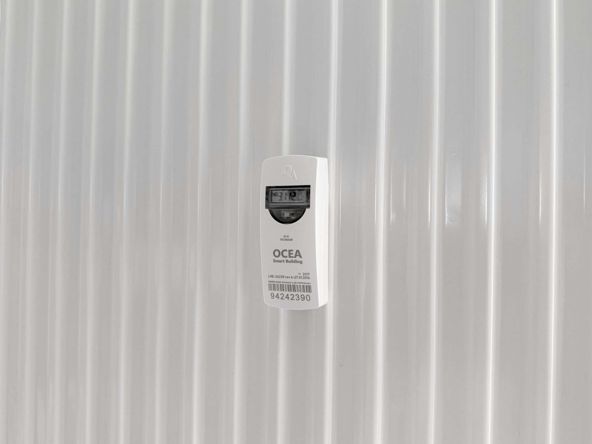 Répartiteur de frais de chauffage (RFC) fixé sur un radiateur, utilisé pour mesurer les consommations de chauffage individuel et garantir une répartition équitable des charges - OCEA Smart Building