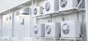 Pompes à chaleur installées derrière un établissement médico-social, illustrant la décarbonation des systèmes de chauffage et la réduction des émissions de CO₂ dans les établissements médico‑sociaux - OCEA Smart Building