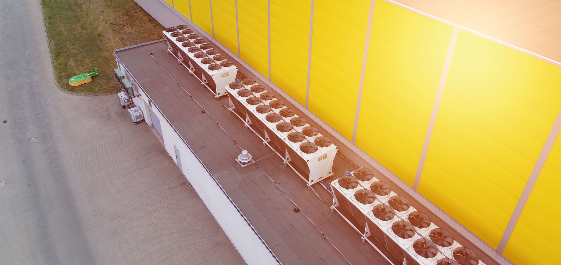 Pompe à chaleur installée sur un bâtiment, illustrant une solution de chauffage et de rafraîchissement décarbonée pour réduire l’empreinte carbone et optimiser les performances énergétiques – OCEA Smart Building