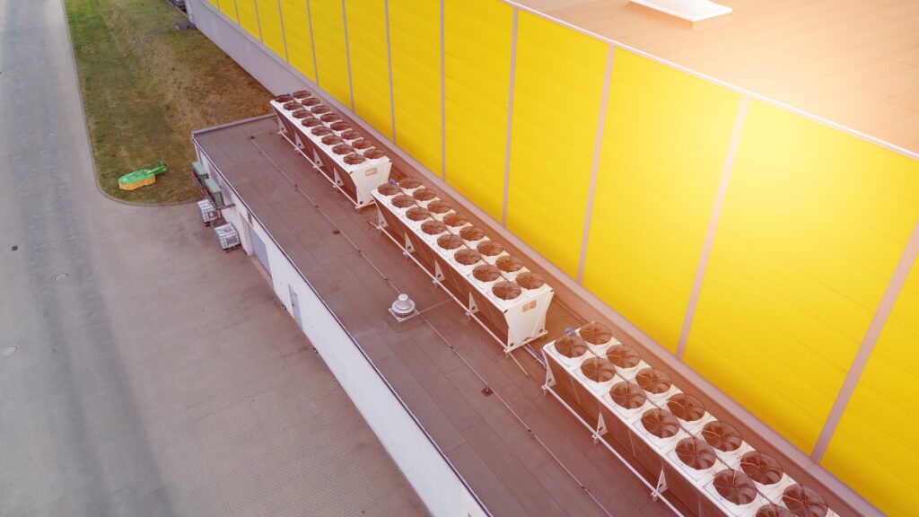 Pompe à chaleur installée sur un bâtiment, illustrant une solution de chauffage et de rafraîchissement décarbonée pour réduire l’empreinte carbone – OCEA Smart Building