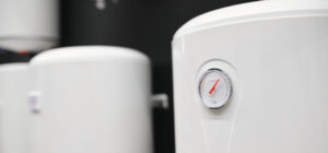 Ballons d’eau chaude sanitaire avec indicateur de température, illustrant le monitoring de l’eau chaude sanitaire (ECS) et la sécurisation des installations dans les établissements médico-sociaux - OCEA Smart Building