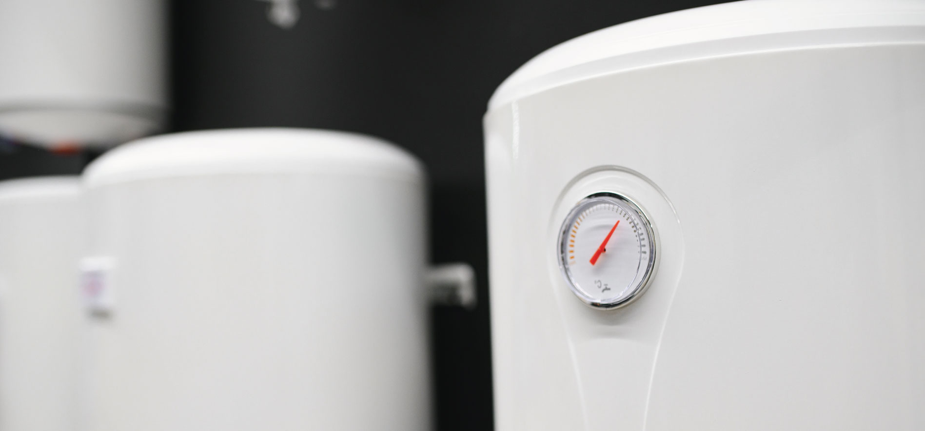 Ballons d’eau chaude sanitaire avec indicateur de température, illustrant le monitoring de l’eau chaude sanitaire (ECS) et la sécurisation des installations dans les établissements médico-sociaux - OCEA Smart Building